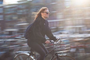 Mulher pedalando com velocidade - @DaniMonteiroDBA - Post sobre índices - Women Databases - WDB