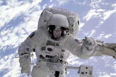 Post sobre Cosmos DB. Imagem com um astronauta no espaço
