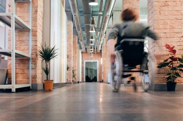 ElasticSearch - Mulher em cadeira de rodas andando rápido