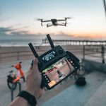 Mão com controle de um drone (post sobre ELK)